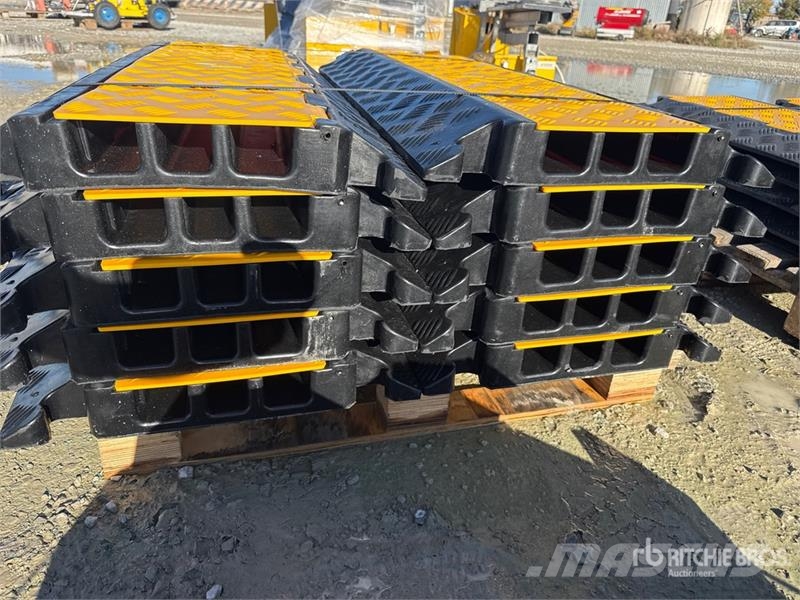 Quantity of (10) 3 Channel Cable Bridge (Unused) 其他