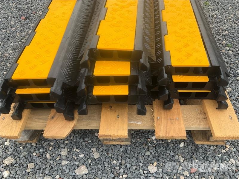 Quantity of (10) Bauer 2 Channel Industrial Cable Ostale komponente