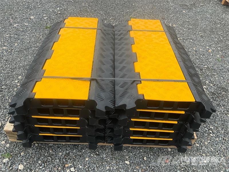  Quantity of (10) Bauer 3 Channel Industrial Cable  Ostale komponente