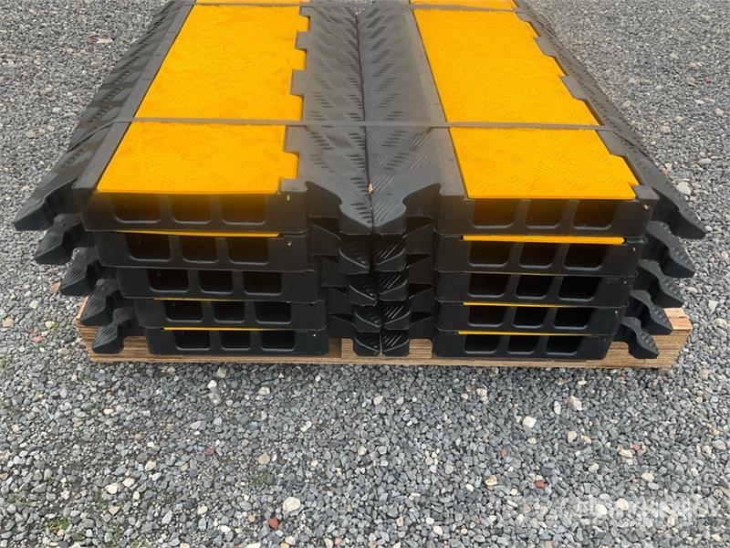  Quantity of (10) Bauer 3 Channel Industrial Cable  Ostale komponente