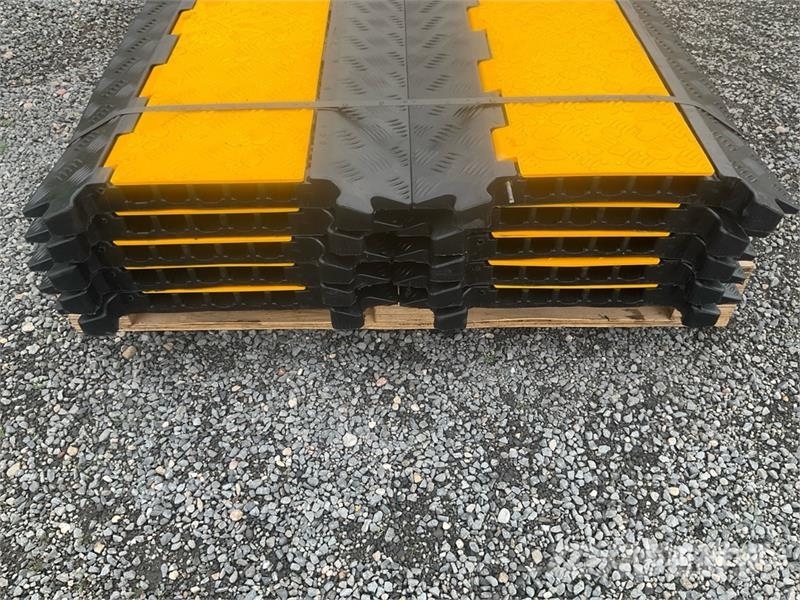 Quantity of (10) Bauer 5 Channel Industrial Cable Ostale komponente
