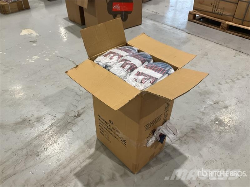  Quantity of (144) Leather Rigger Gloves Clothing A Muud osad