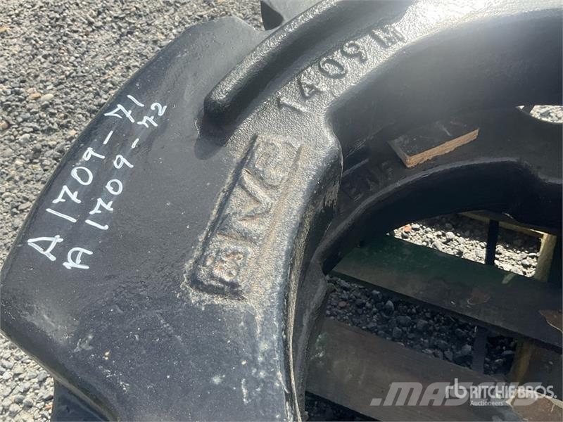 Quantity of (2) 227 K g Wheel Counterweight - To F Muut maatalouskoneet