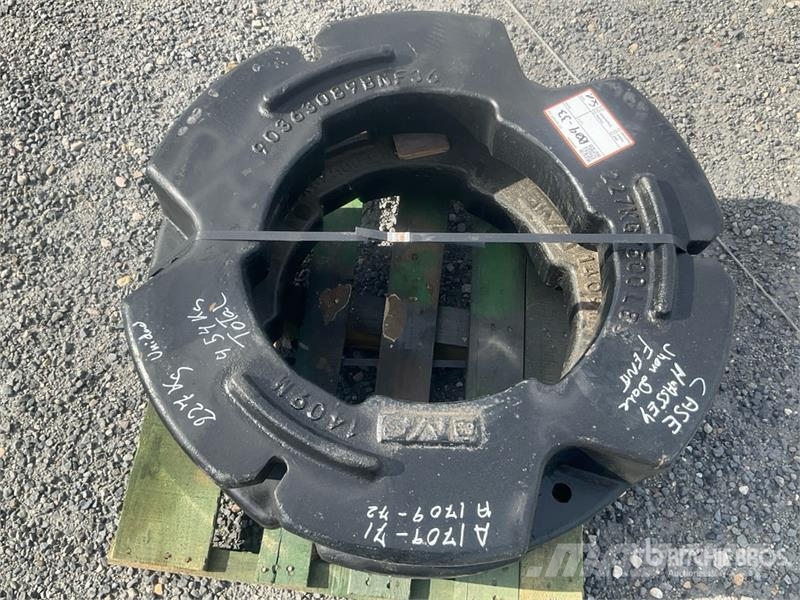 Quantity of (2) 227 K g Wheel Counterweight - To F Muut maatalouskoneet