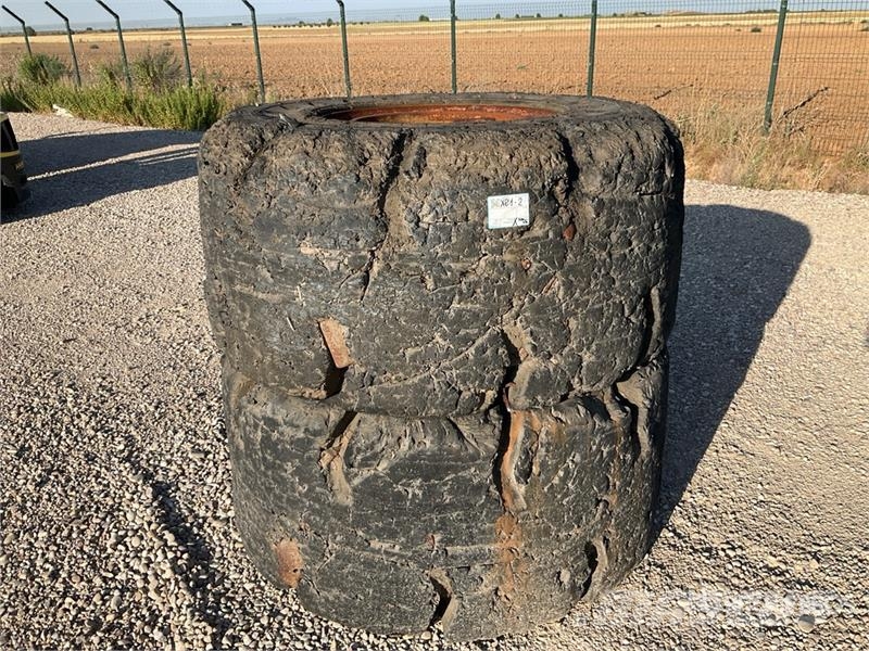 Quantity of (2) 26.5R25 Solid Wheels Neumáticos, ruedas y llantas