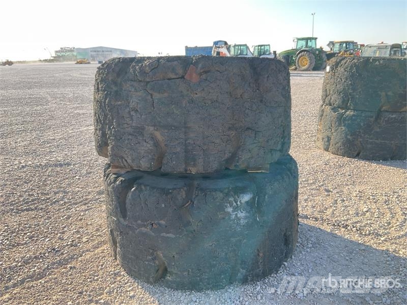 Quantity of (2) 26.5R25 Solid Wheels Neumáticos, ruedas y llantas