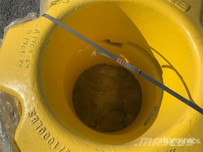 Quantity of (2) 454 Kg Wheel Counterweight - To Fi Muut maatalouskoneet