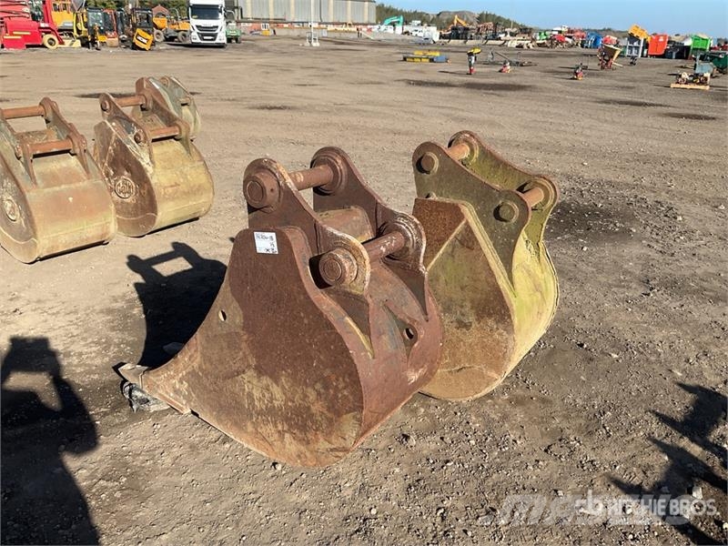  Quantity of (2) 560 mm Digging Excavator Bucket Buckets