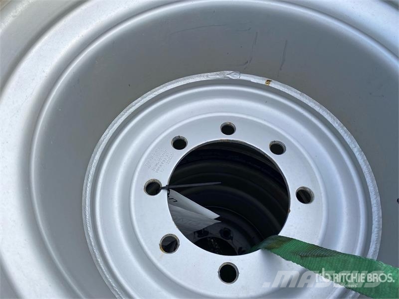  Quantity of (2) 710-40R22,5 Tires الإطارات والعجلات والحافات