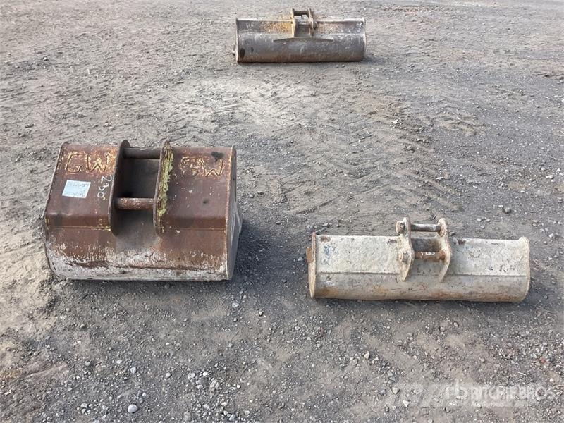 Quantity of (2) 750mm Digging & 900mm Cleanup Exca Godet