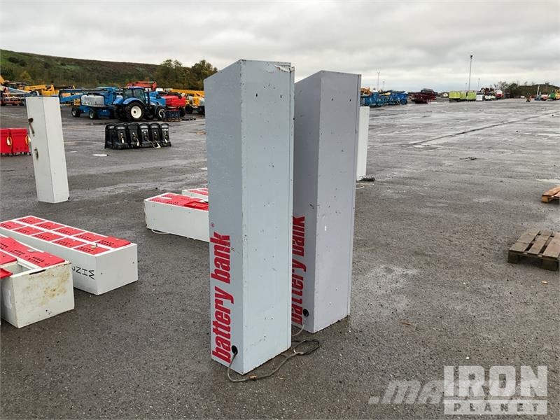 Quantity of (2) Battery Bank Tool Cabinet Maszyny budowlane - Inne