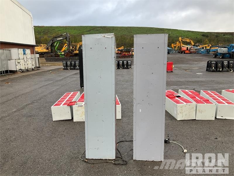 Quantity of (2) Battery Bank Tool Cabinet Maszyny budowlane - Inne
