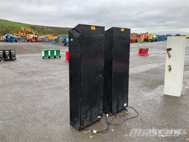 Quantity of (2) Bull PowerHub Tool Cabinet Maszyny budowlane - Inne