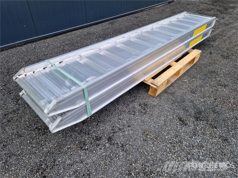  Quantity of (2)  C.L.M 148.30L Aluminium Loading R Други компоненти