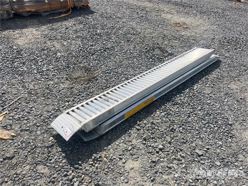  Quantity of (2) C.L.M. 85.25 Aluminum Loading Ramp Overige componenten