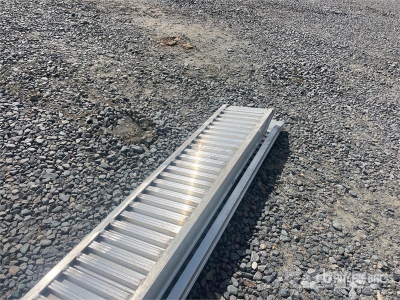  Quantity of (2) C.L.M. 85.25 Aluminum Loading Ramp Overige componenten