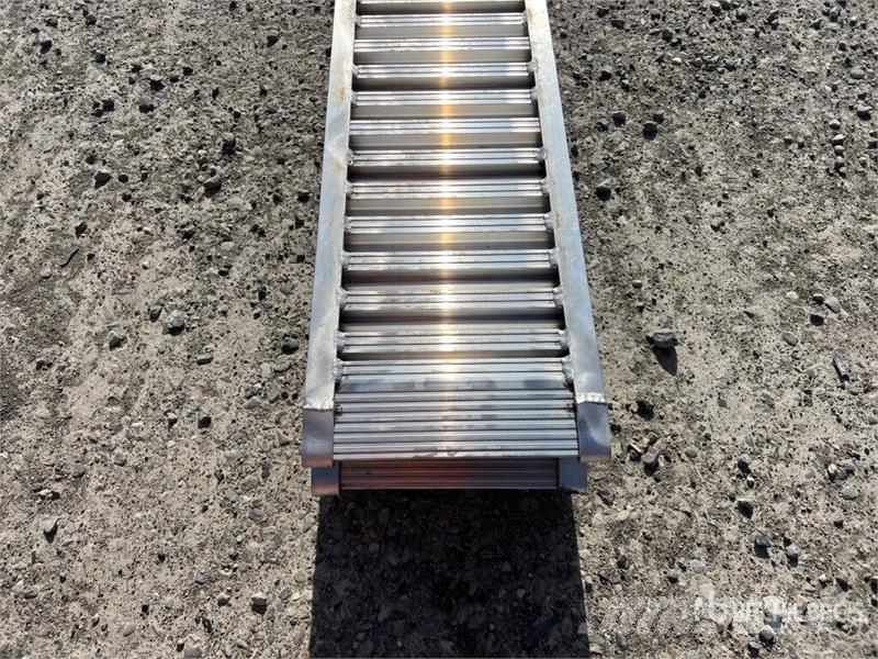  Quantity of (2)  C.L.M 85.25 Aluminium Loading Ram Други компоненти