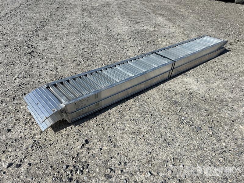  Quantity of (2)  C.L.M 85.25 Aluminium Loading Ram Други компоненти