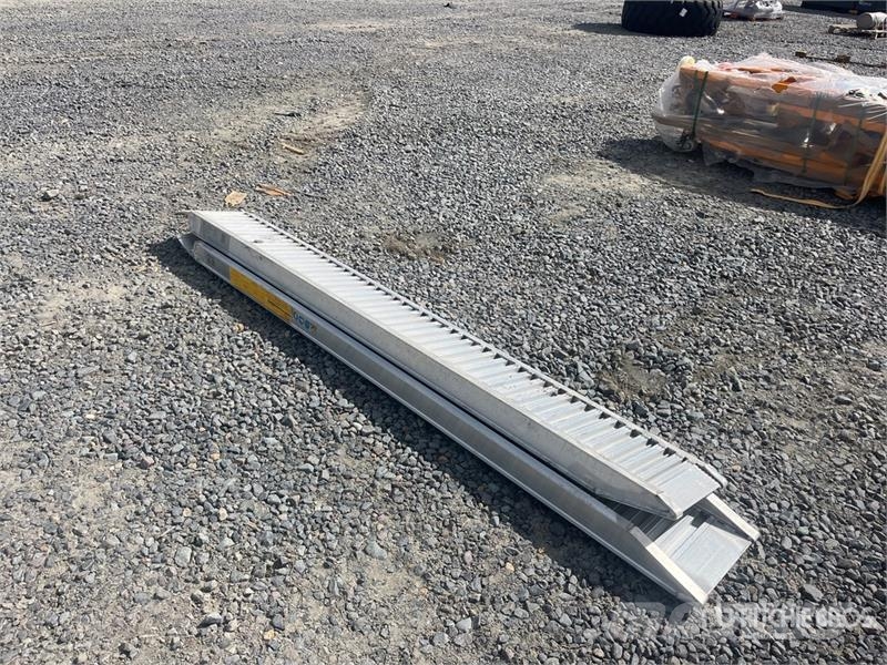  Quantity of (2) C.L.M. 85.25 Aluminum Loading Ramp Overige componenten