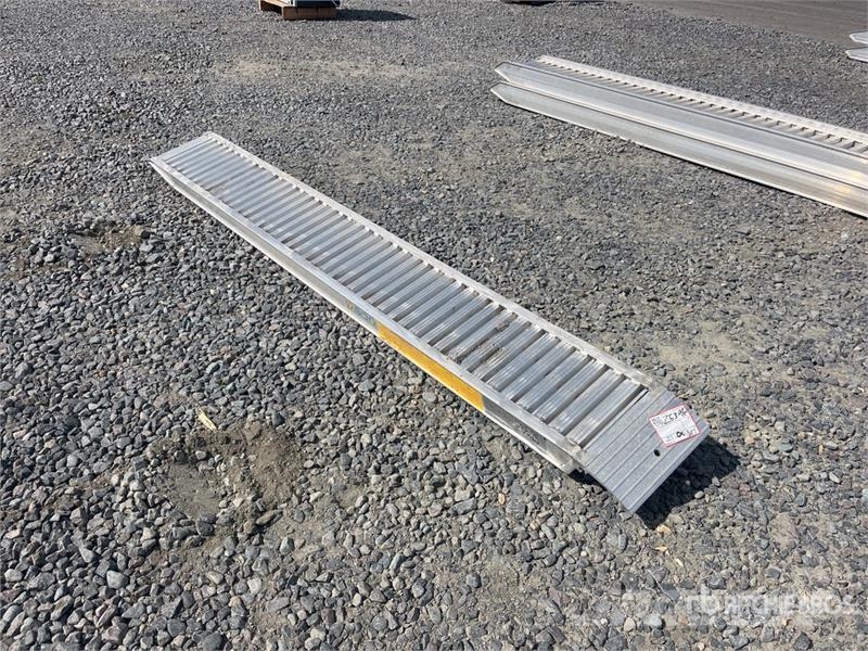  Quantity of (2) C.L.M. 85.25 Aluminum Loading Ramp Overige componenten