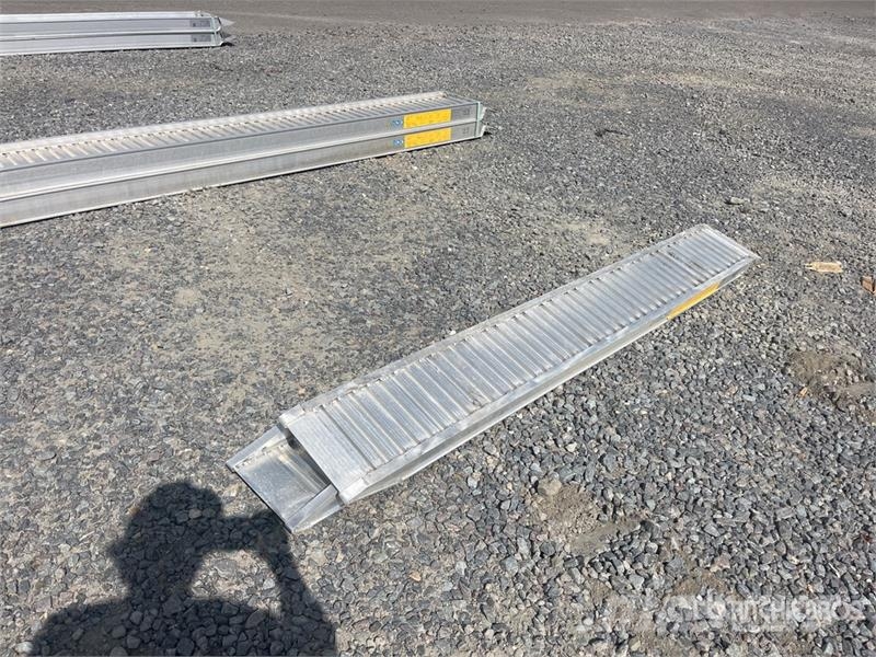  Quantity of (2) C.L.M. 85.25 Aluminum Loading Ramp Overige componenten