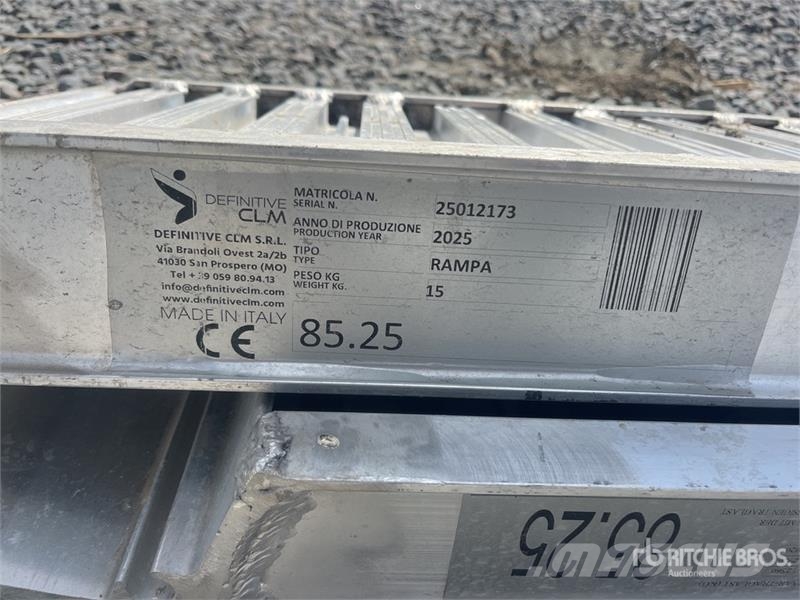 Quantity of (2) C.L.M. 85.25 Aluminum Loading Ramp Andre komponenter