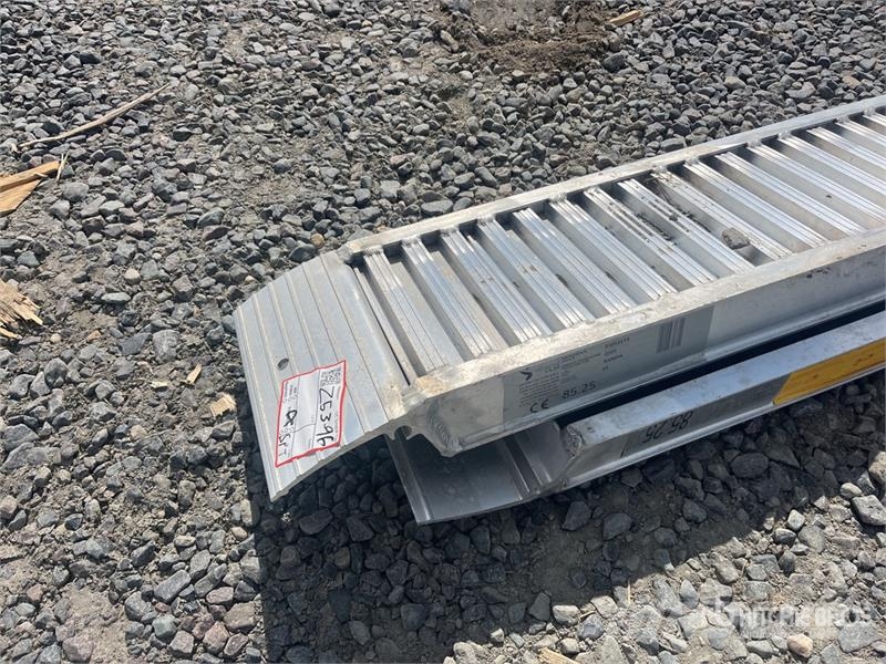  Quantity of (2) C.L.M. 85.25 Aluminum Loading Ramp Overige componenten