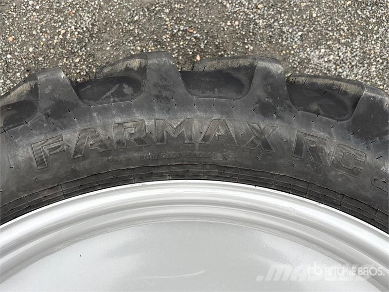  Quantity of (2) Ceat 270/95 R44 Wheels الإطارات والعجلات والحافات