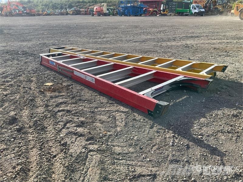 Quantity of (2) Clow Group Ladder Lestve in ploščadi