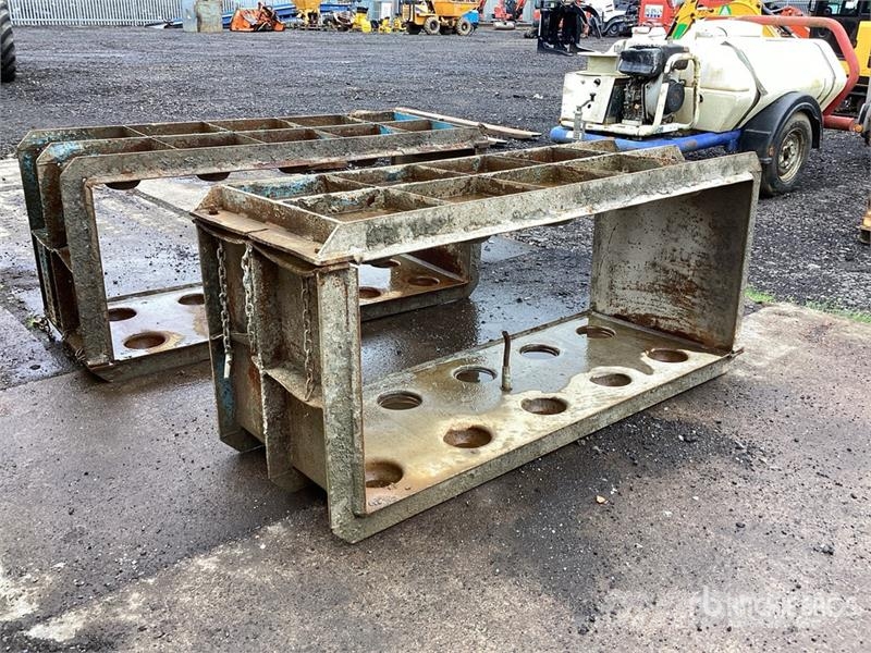  Quantity of (2) Concrete Block Mould Sonstige Baumaschinen