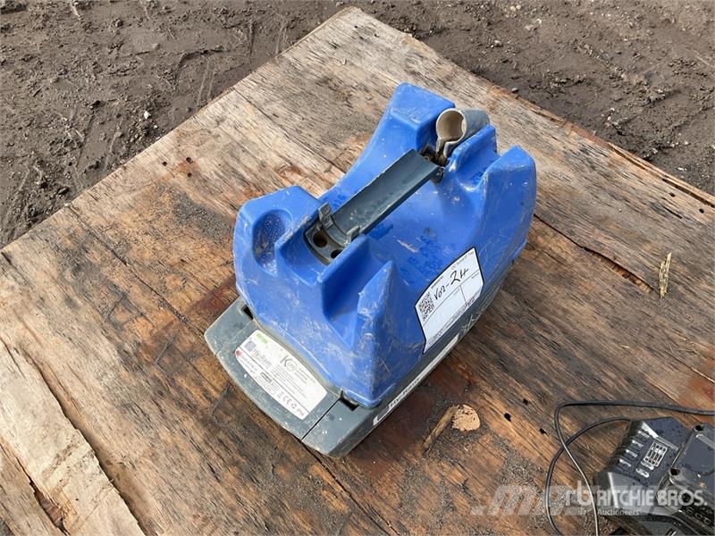 Quantity of (2) Hand Tools مكونات أخرى