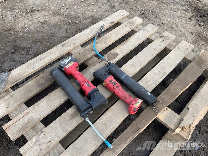  Quantity of (2) KAO PU Grease Gun مكونات أخرى