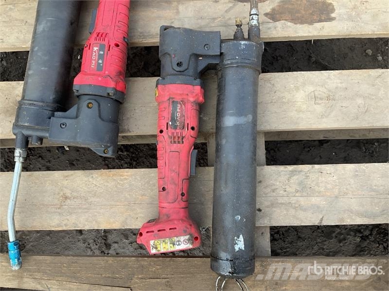  Quantity of (2) KAO PU Grease Gun مكونات أخرى