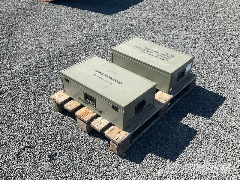 Quantity of (2) Loaded Tool Box Muut koneet