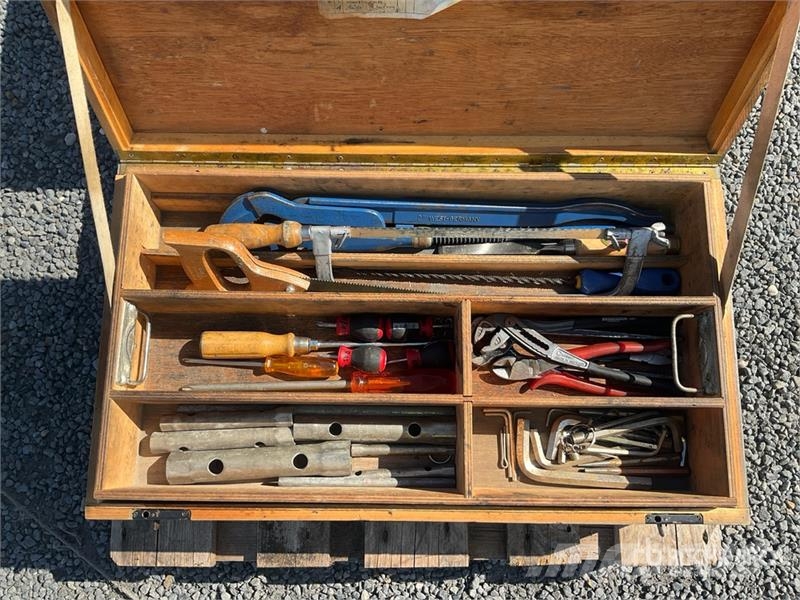 Quantity of (2) Loaded Tool Box Muut koneet