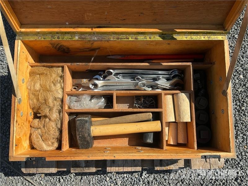 Quantity of (2) Loaded Tool Box Muut koneet