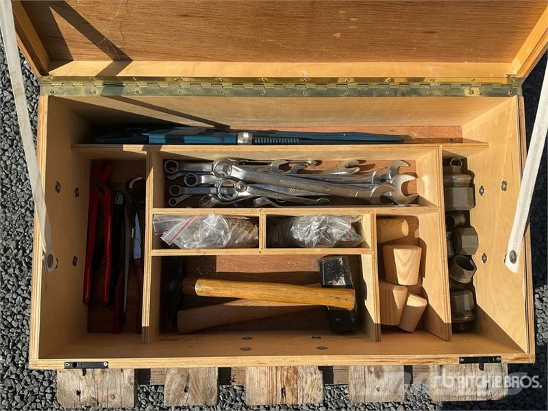 Quantity of (2) Loaded Tool Box Muut koneet