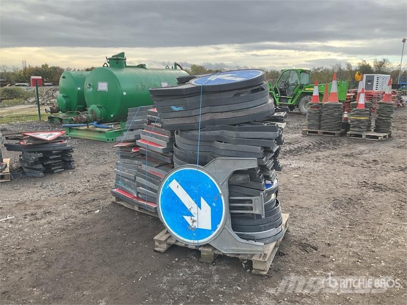  Quantity of (2) Pallets of Road Signs Andere