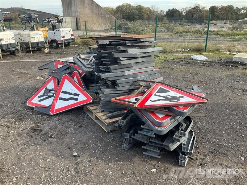  Quantity of (2) Pallets of Road Signs Andere