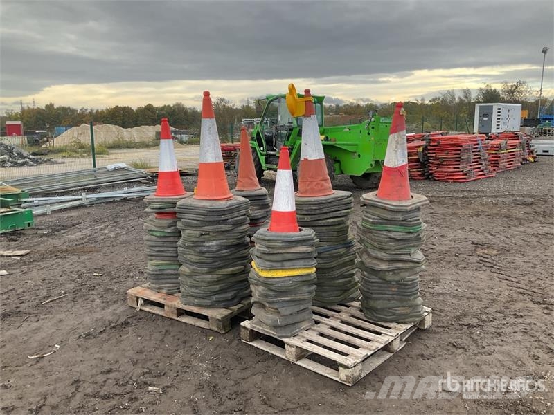 Quantity of (2) Pallets of Traffic Cones vamzdžių klotuvų buldozeriai