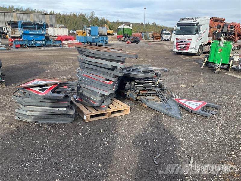  Quantity of (2) Pallets of Road Signs Andere