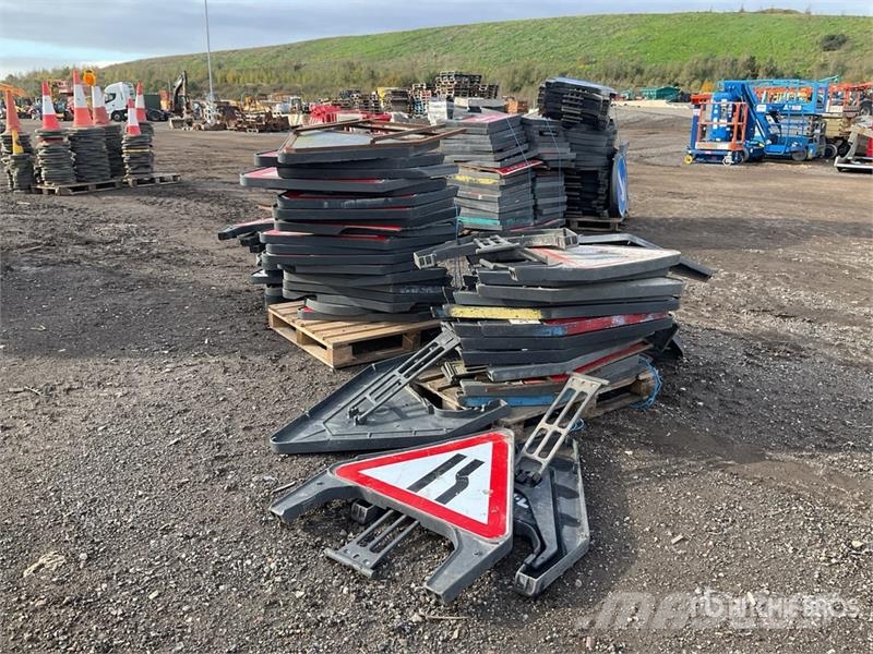  Quantity of (2) Pallets of Road Signs Andere