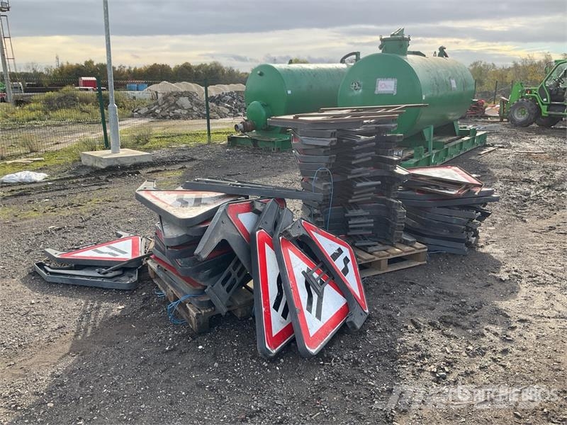  Quantity of (2) Pallets of Road Signs Andere