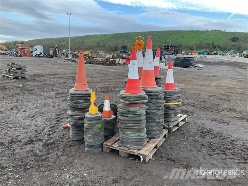 Quantity of (2) Pallets of Traffic Cones vamzdžių klotuvų buldozeriai