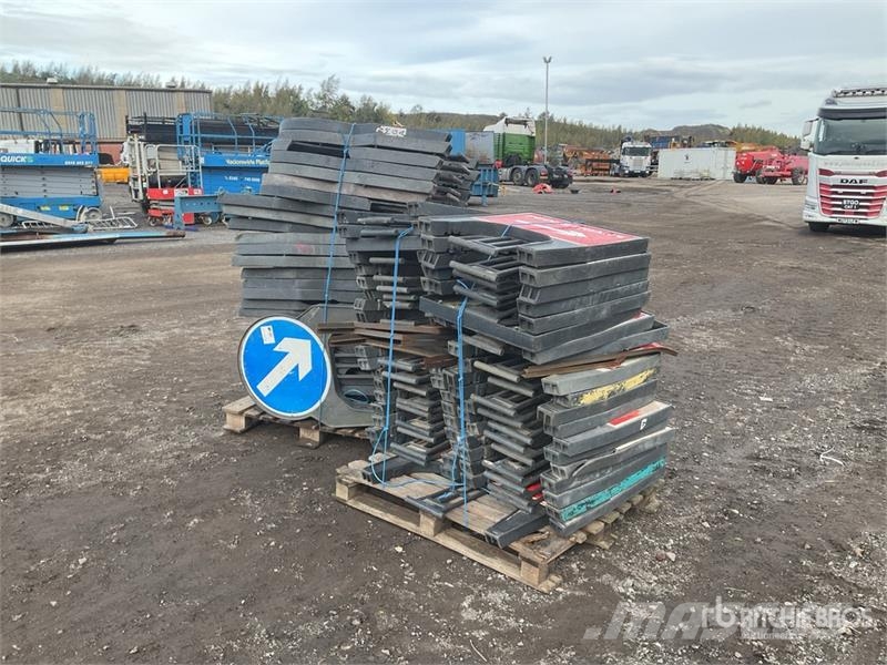  Quantity of (2) Pallets of Road Signs Andere
