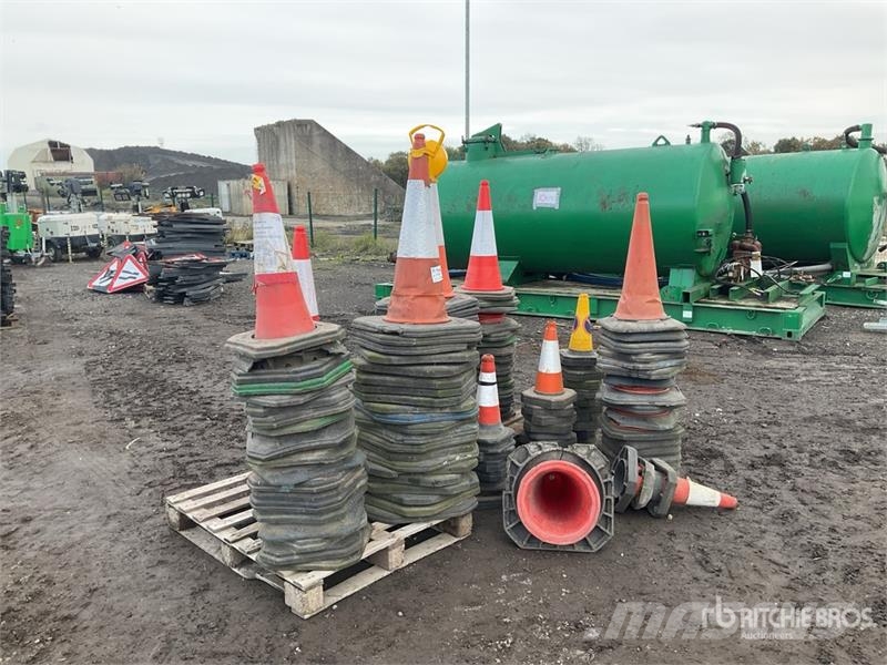 Quantity of (2) Pallets of Traffic Cones vamzdžių klotuvų buldozeriai