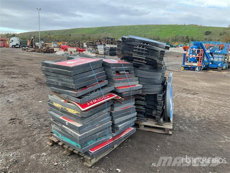  Quantity of (2) Pallets of Road Signs Andere