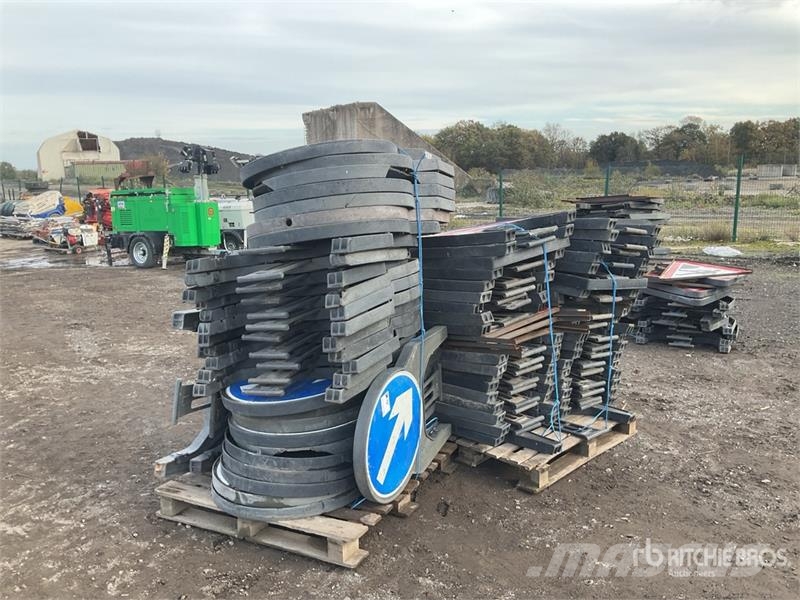  Quantity of (2) Pallets of Road Signs Andere