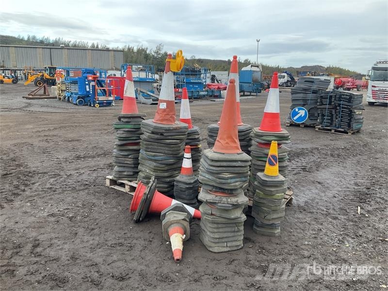 Quantity of (2) Pallets of Traffic Cones vamzdžių klotuvų buldozeriai