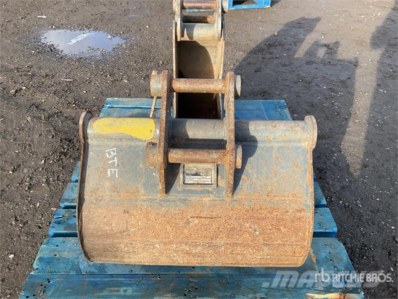  Quantity of (2) Strickland Digging 600mm 200mm Exc دلاء